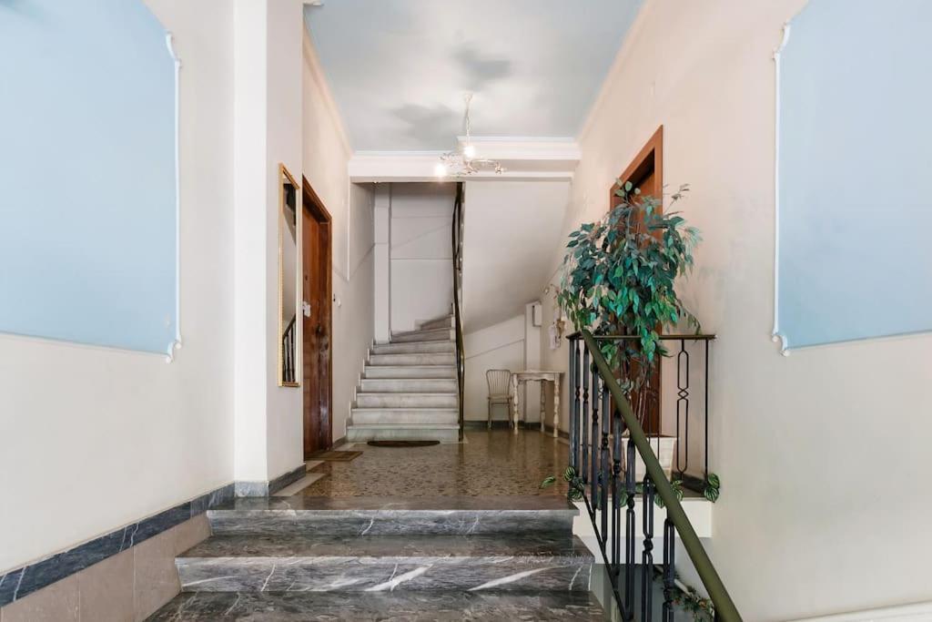 Your "Home Away From Home" - Phillopapou Hill アテネ エクステリア 写真